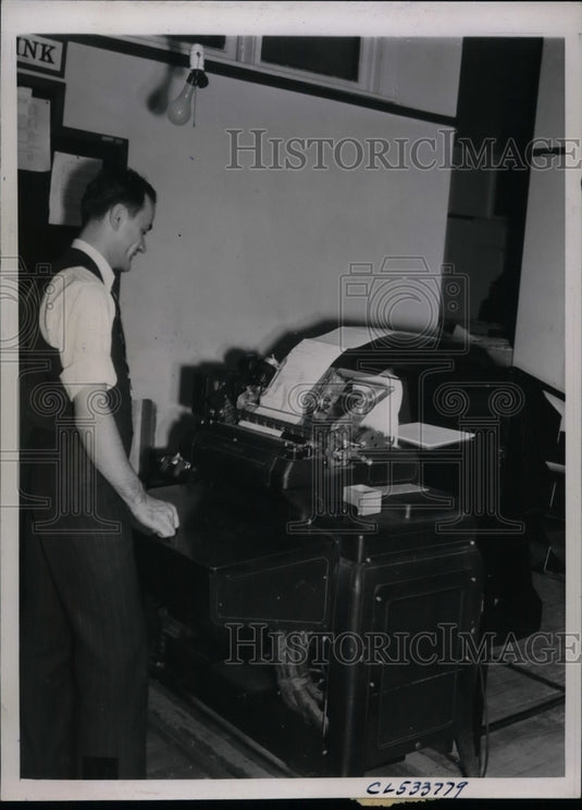 1939 Press Photo Clerk on the relief office operating machine relief card. - Historic Images