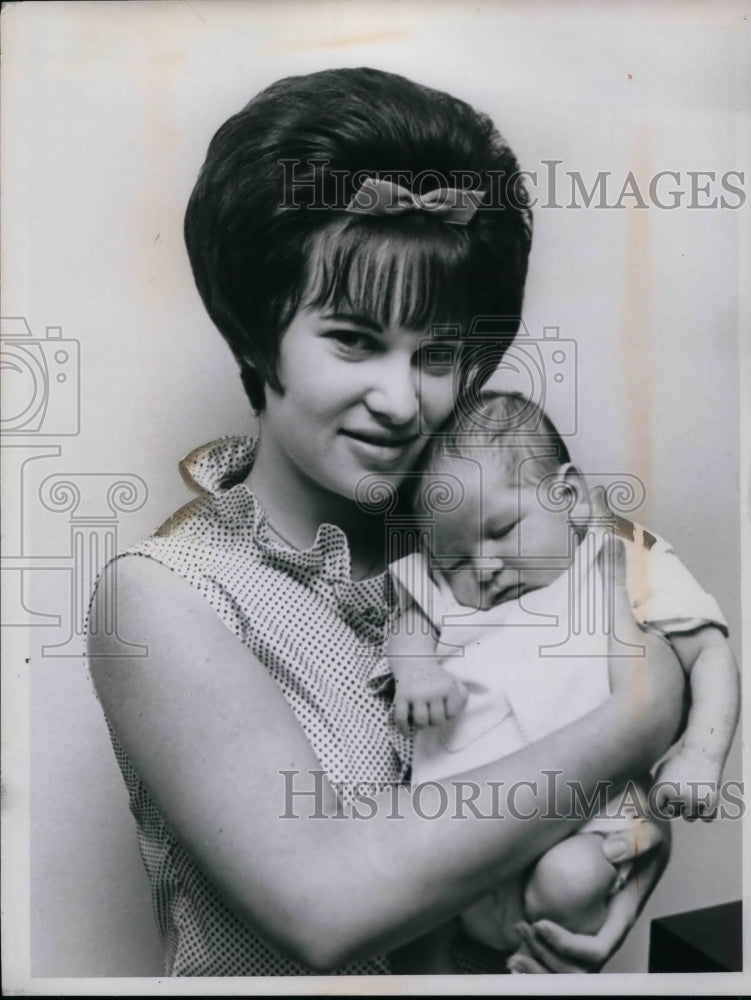 Press Photo Mrs.Jon Honryal and baby John Steven. - nea21824-Historic Images