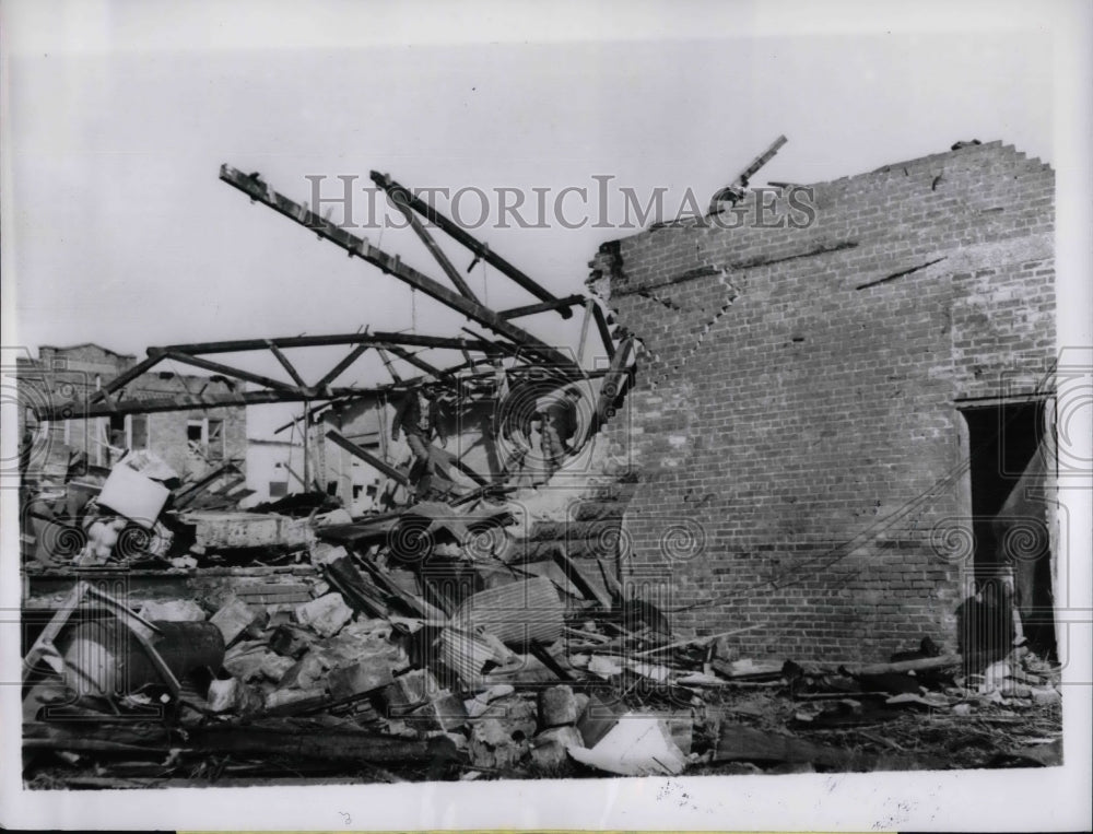 1961 Press Photo A building in a Oklahoma business district after a tornado. - Historic Images