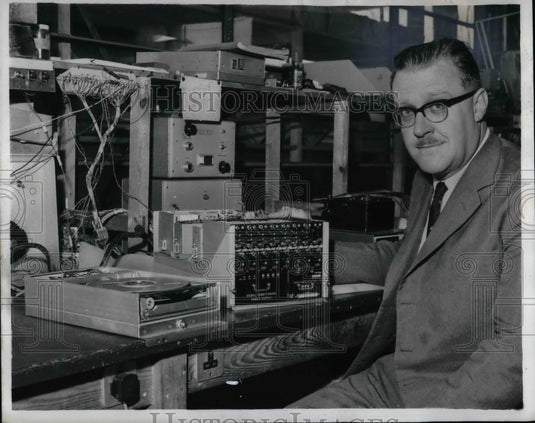 1965 Press Photo Kenneth Nobson inventor of Midas Hight recorder beside his - Historic Images