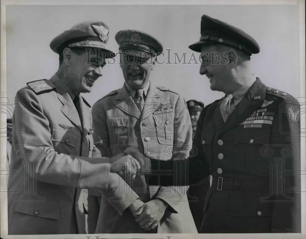 1956 Lt Gen Gervasio Duncan Greeted By Maj Gen Robert Walsh - Historic Images
