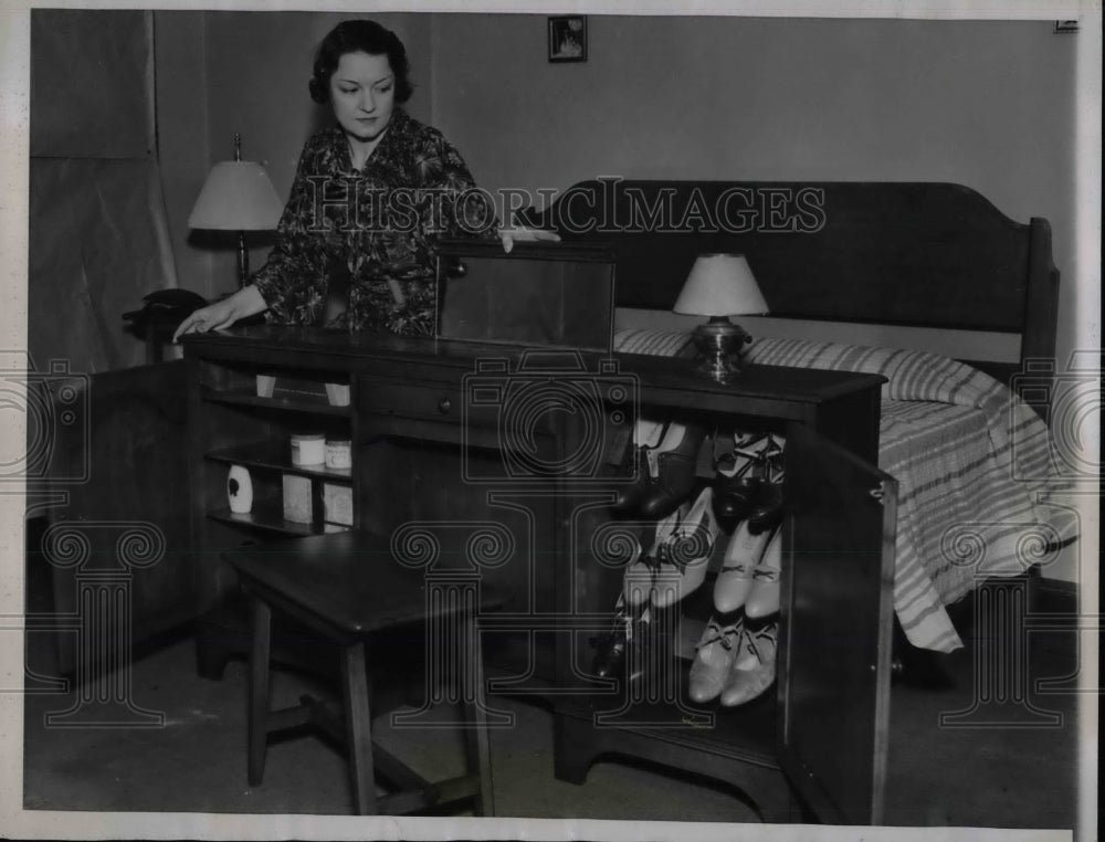 1935 Claire Dow showing off her combination bed &amp; vanity w/ - Historic Images