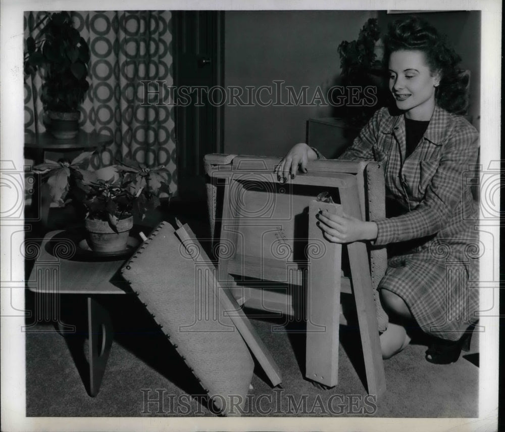 1943 Maure Donett at the American Furniture Mart Show in Chicago - Historic Images