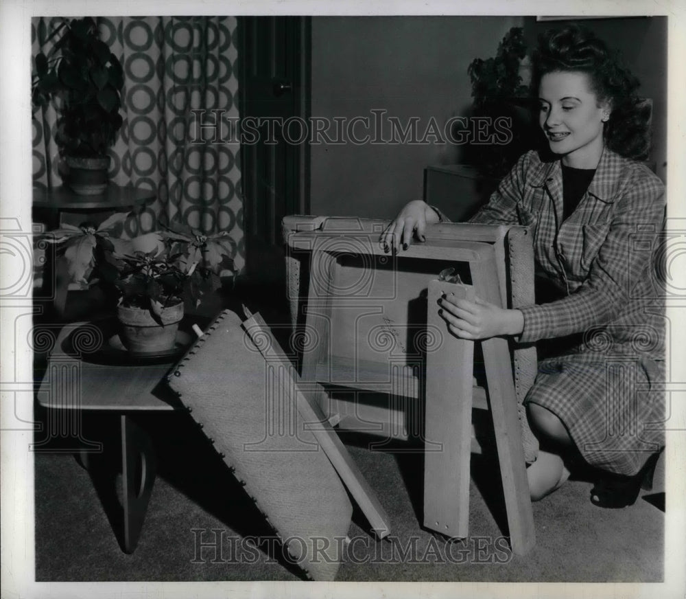 1943 Press Photo Maure Donett at the American Furniture Mart Show in Chicago - Historic Images