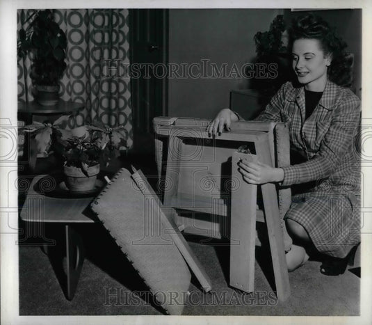 1943 Press Photo Maure Donett at the American Furniture Mart Show in Chicago - Historic Images