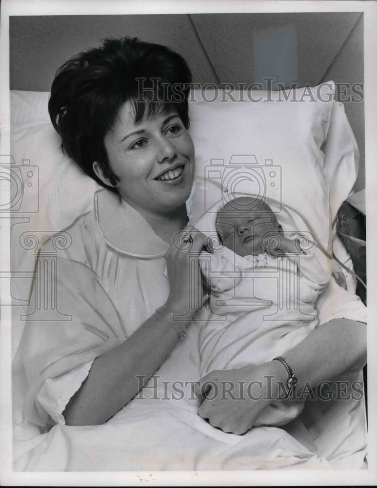 1965 Press Photo Mrs. Robert Hoffstetter Wife Of Lt. Robert Hoffstetter &amp; Baby-Historic Images