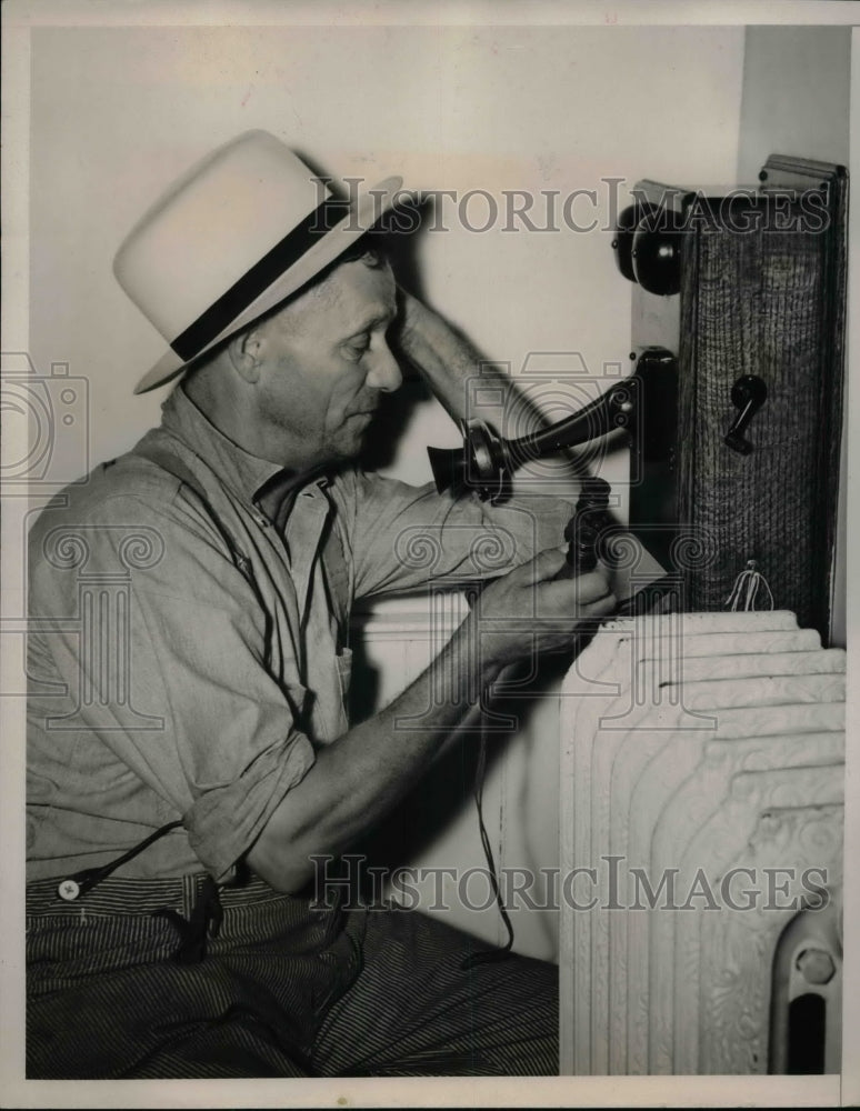 1940 Press Photo Earl Flanders, upstate New York farmers - nea22011 - Historic Images