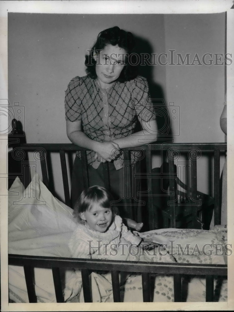 1945 Carol H. Wheeler Wife Of SI/C Frank Wheeler &amp; Daughter Lillian - Historic Images