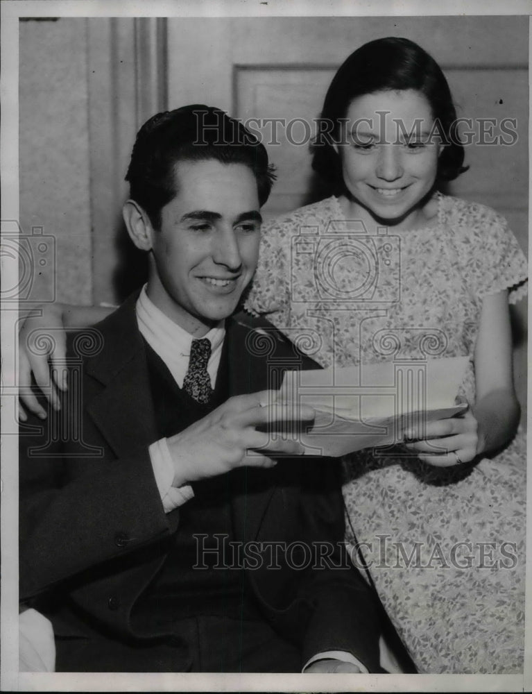 1934 Press Photo Robert Black ,save a child for drowning received Carnegie Medal-Historic Images