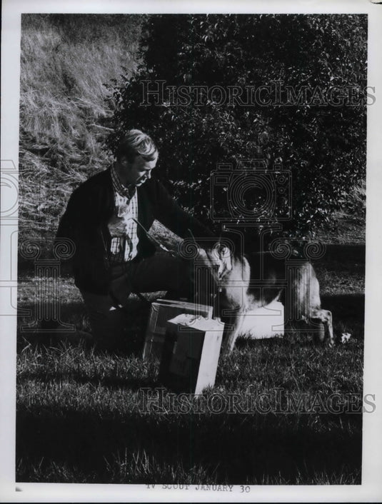 1969 Press Photo Actor Don Dubbins On Set Of New Film With Dog - Historic Images