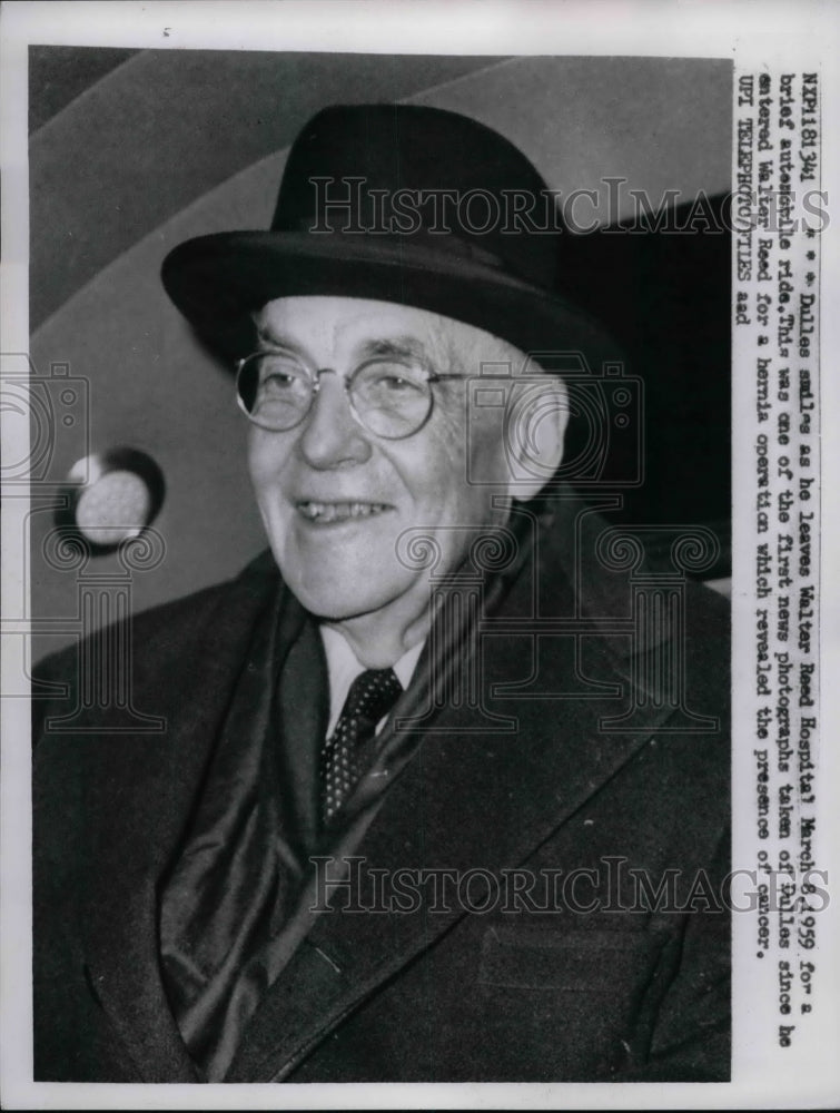 1959 Press Photo Sec. Dulles as he leaves Walter Reed Hospital after hernia-Historic Images