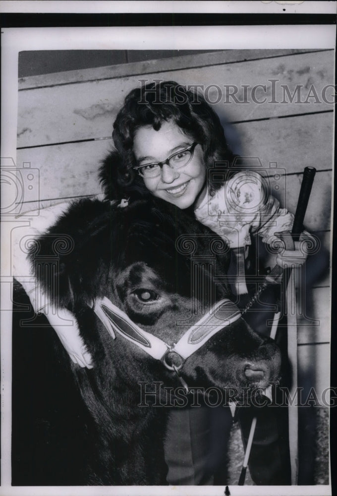 1962 Press Photo Karen Ann Spitzer Age 13 &amp; Prize Winning Cow - nea22151 - Historic Images