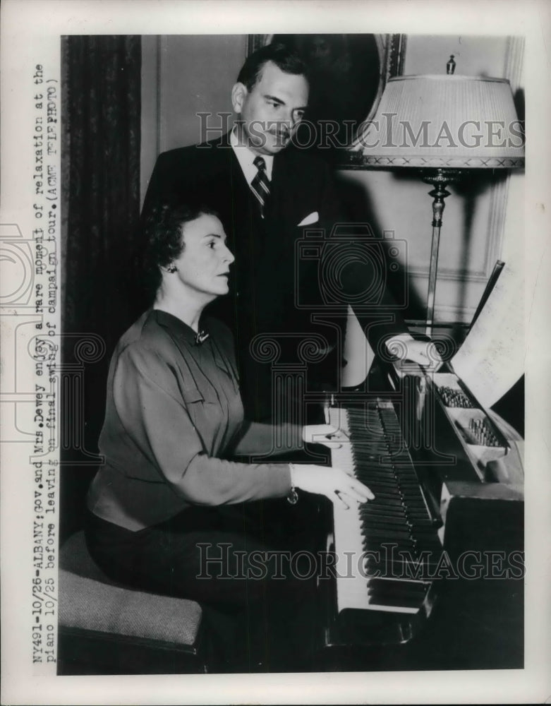 1948 Press Photo Gov. Thomas Dewey, Mrs. Dewey, at the piano - nea22199 - Historic Images