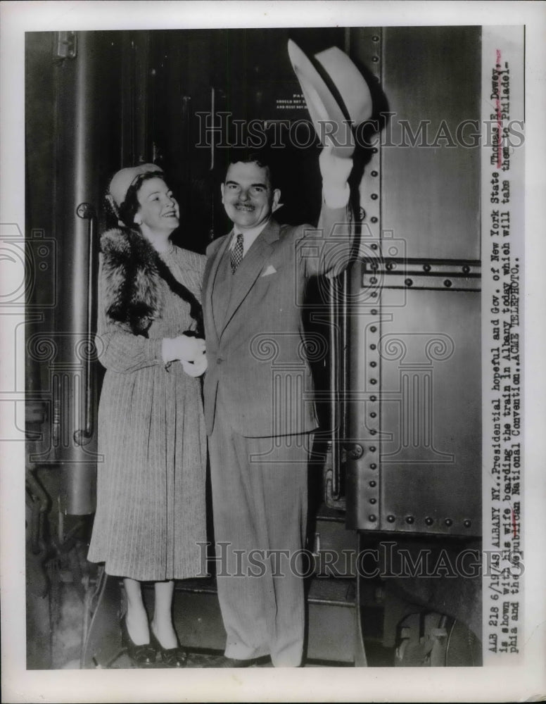 1958 Press Photo Presidential hopeful, Gov. Thomas Dewey, wife, boarding train - Historic Images