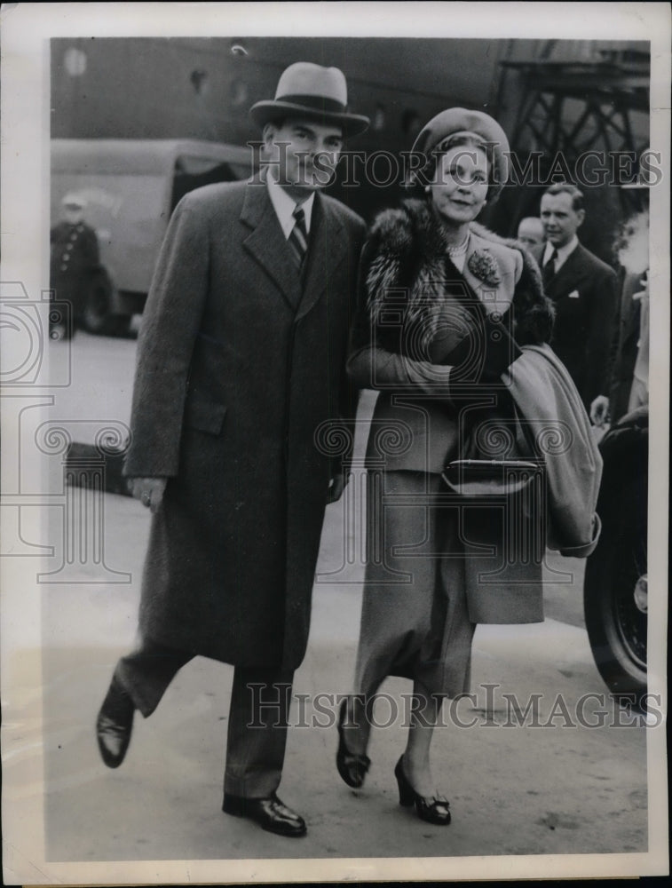 1949 Gov. Thomas E. Dewey, wife, Mrs. Dewey, debark Liner Queen Mary - Historic Images