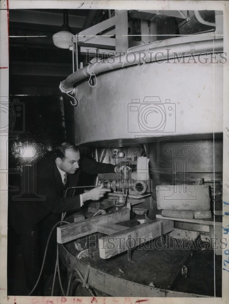 1945 Dr John Dunning Researcher at Pupin Labs Columbia Univeristy - Historic Images
