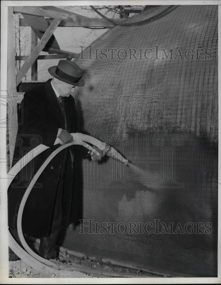 1941 Press Photo Concrete Man Spraying Hose - Historic Images