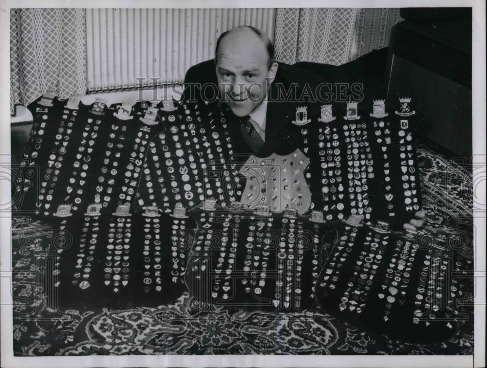 1956 Press Photo Martin Johansson, collector of badges of sports clubs - Historic Images