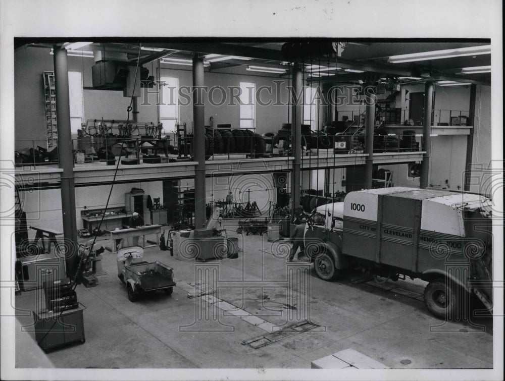 1967 Press Photo Vehicles Being Repaired In Cleveland Heights Service Garage - Historic Images