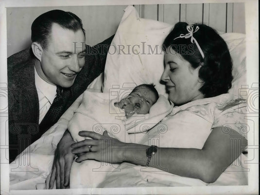 1941 Press Photo William Bucky walters Cincinnati Reds wife and baby Carolyn - Historic Images