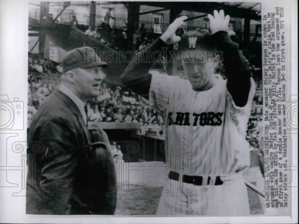 1961 Press Photo Mickey Vernon of the Senators and Nester Chylak, Jr., Umpire - Historic Images