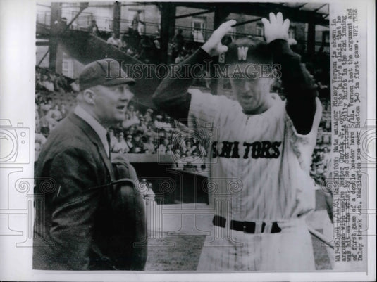 1961 Press Photo Mickey Vernon of the Senators and Nester Chylak, Jr., Umpire - Historic Images
