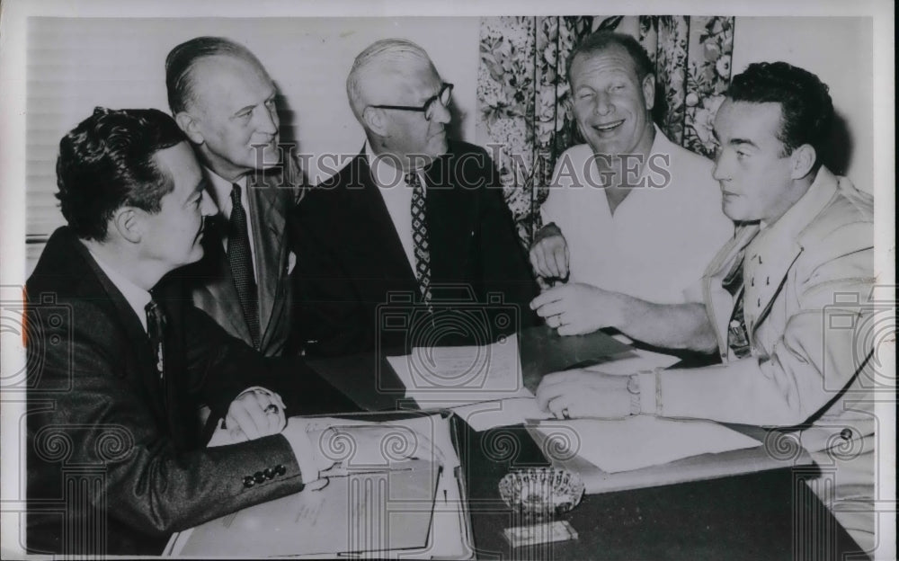 1953 Press Photo St. Louis Browns President Bill Veeck During Meeting - Historic Images