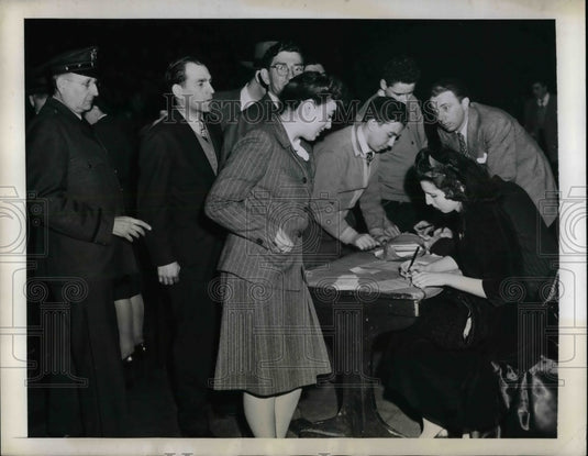 1944 Press Photo Fans Get Shots at Intermission at Madison Square Garden - Historic Images
