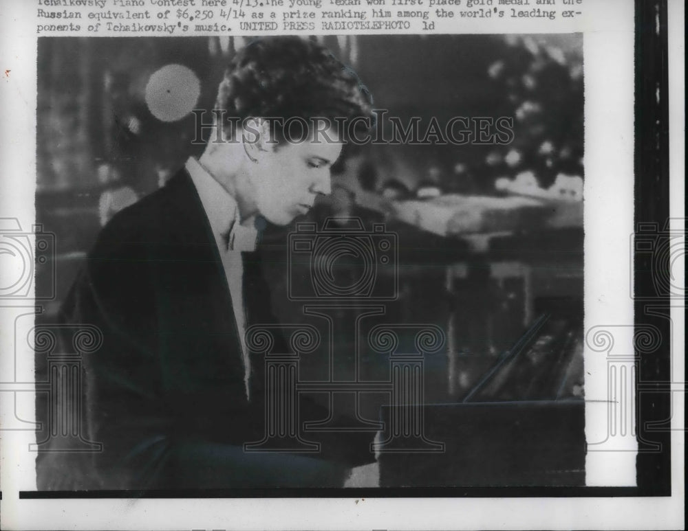 1958 Press Photo Van Clifrom, of Texas won the gold Medal of Tchaikovky's Music. - Historic Images