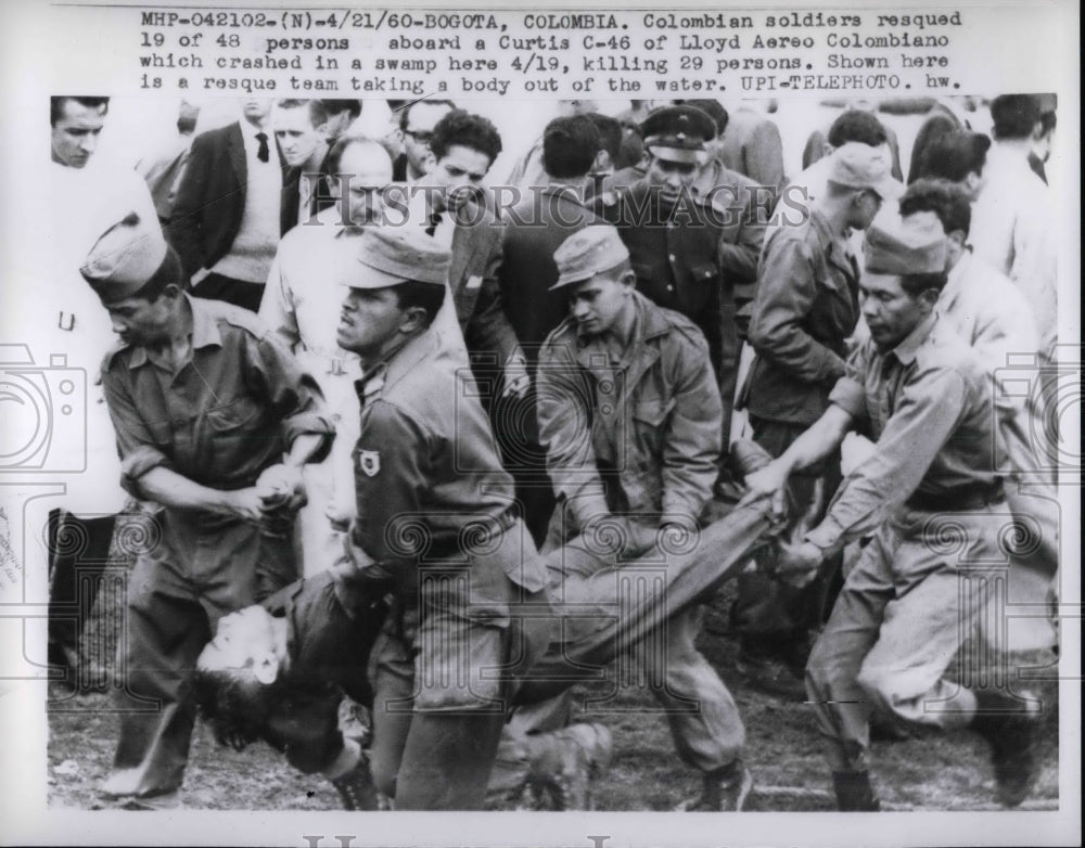 1960 Press Photo Bogata, Columbia soldiers rescue victims of plane crash - Historic Images
