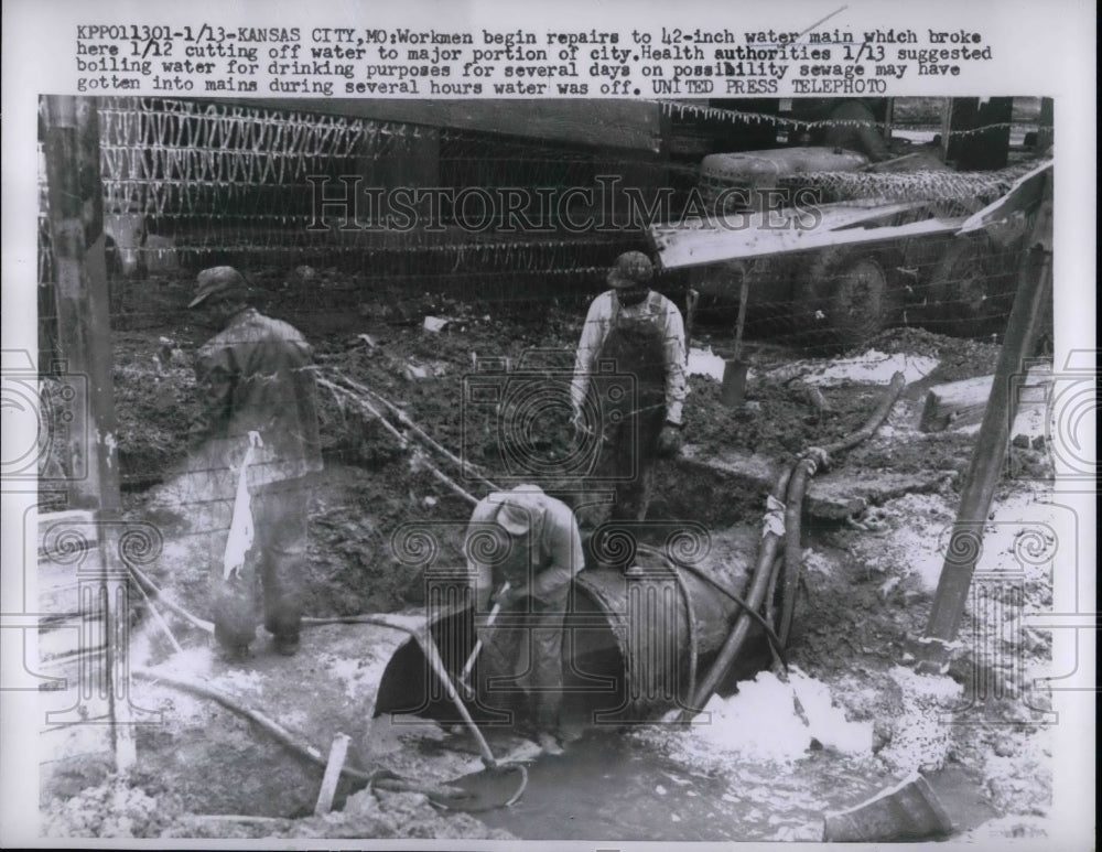 1957 Press Photo Workmen repairing 42-inch water main in Kansas City, Missouri - Historic Images