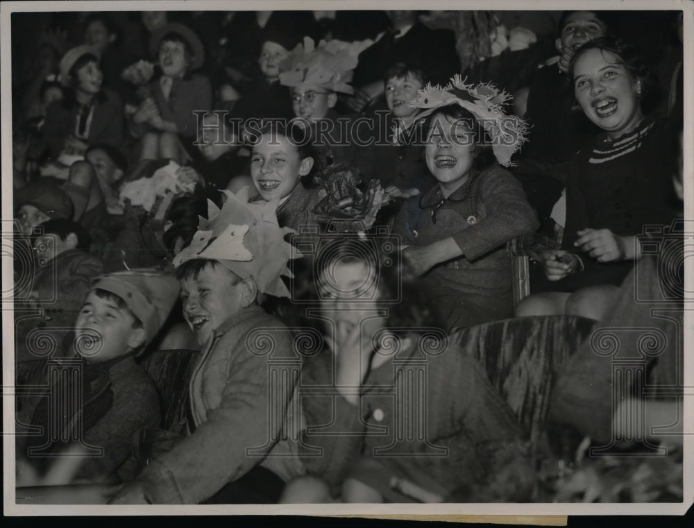 1939 Press Photo kids of French police enjoying Cirque Medrano in their honor - Historic Images