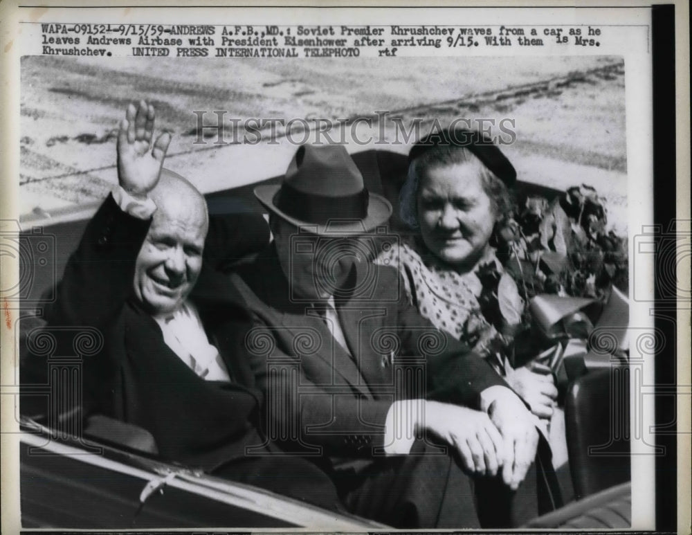 1959 Press Photo Soviet Premier Khrushchev & President Eisenhower At Airbase - Historic Images