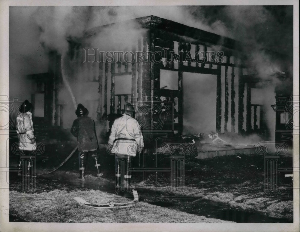 Press Photo Firefighters Putting Out Fire At Abandoned Building - nea23074-Historic Images