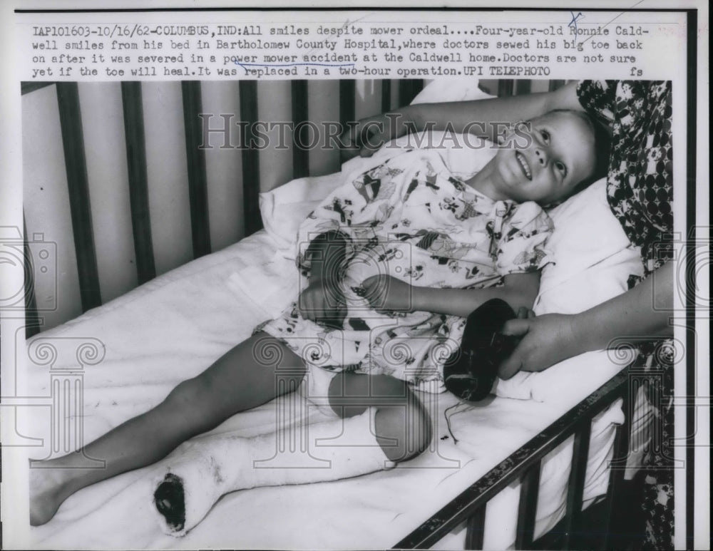 1962 Press Photo Ronnie Caldwell, 4, smiles from bed in Bartholomew County Hosp-Historic Images