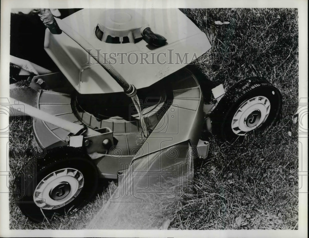 1963 Press Photo Self-cleaning lawn mower by Jacobsen - nea23382-Historic Images