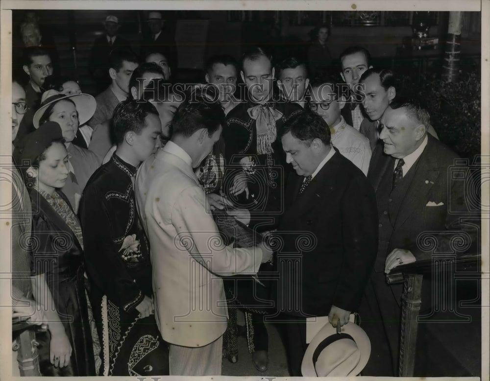 1938 Press Photo Mayor LaGuardia, Antonio Perez presents Scroll - nea23427 - Historic Images