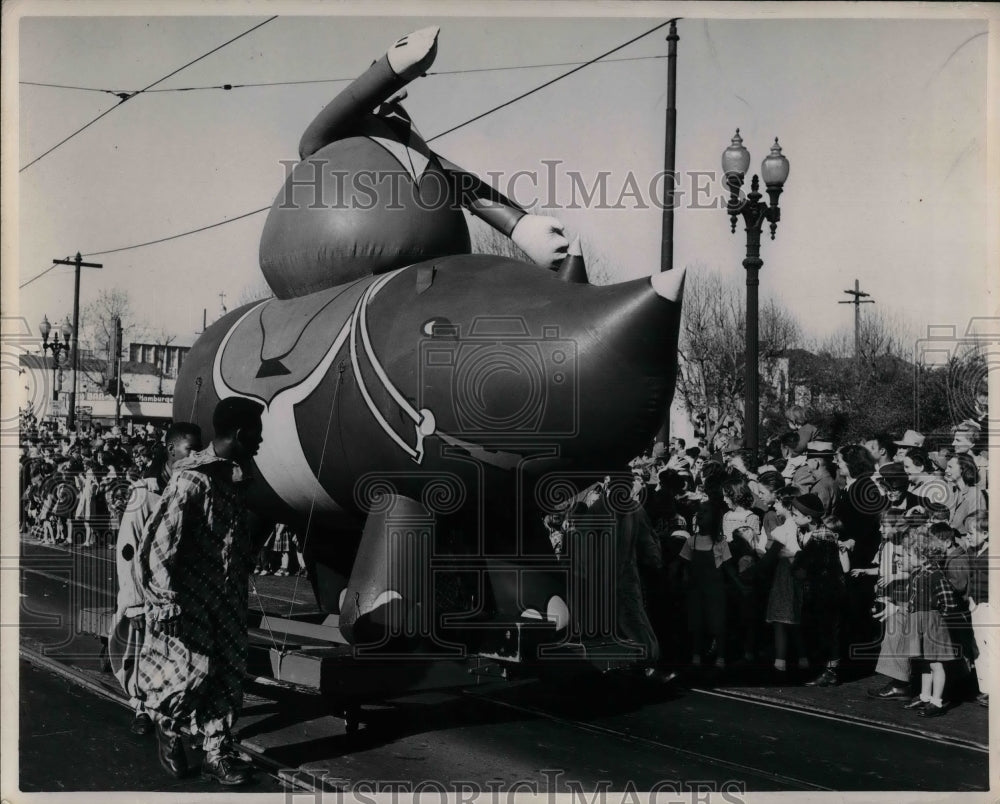 1955 Press Photo Little King &amp; Rhino float in a parade - nea23509-Historic Images