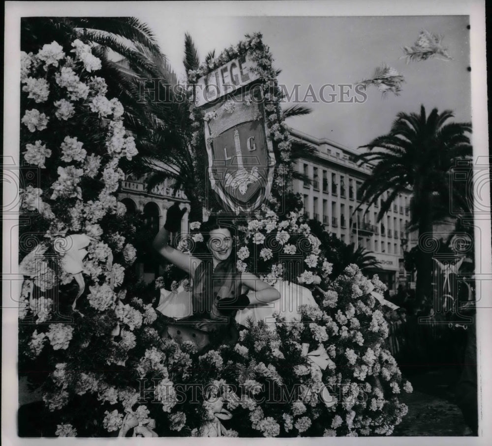 1953 Press Photo Nice France Flower Float Liege Delegation Flower Contest French - Historic Images