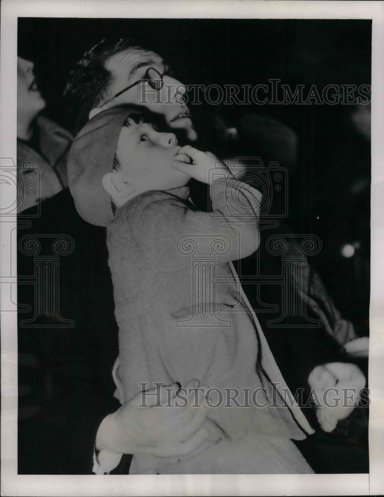 1939 Press Photo Father and Son at the Circus in London - Historic Images