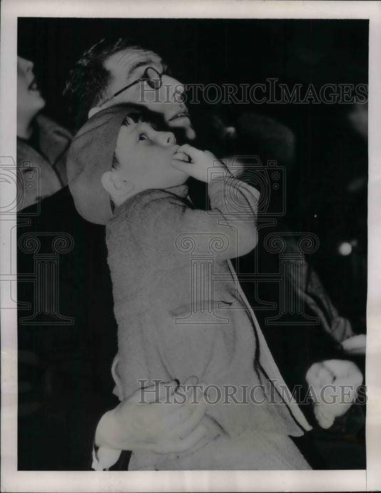 1939 Press Photo Father and Son at the Circus in London - Historic Images