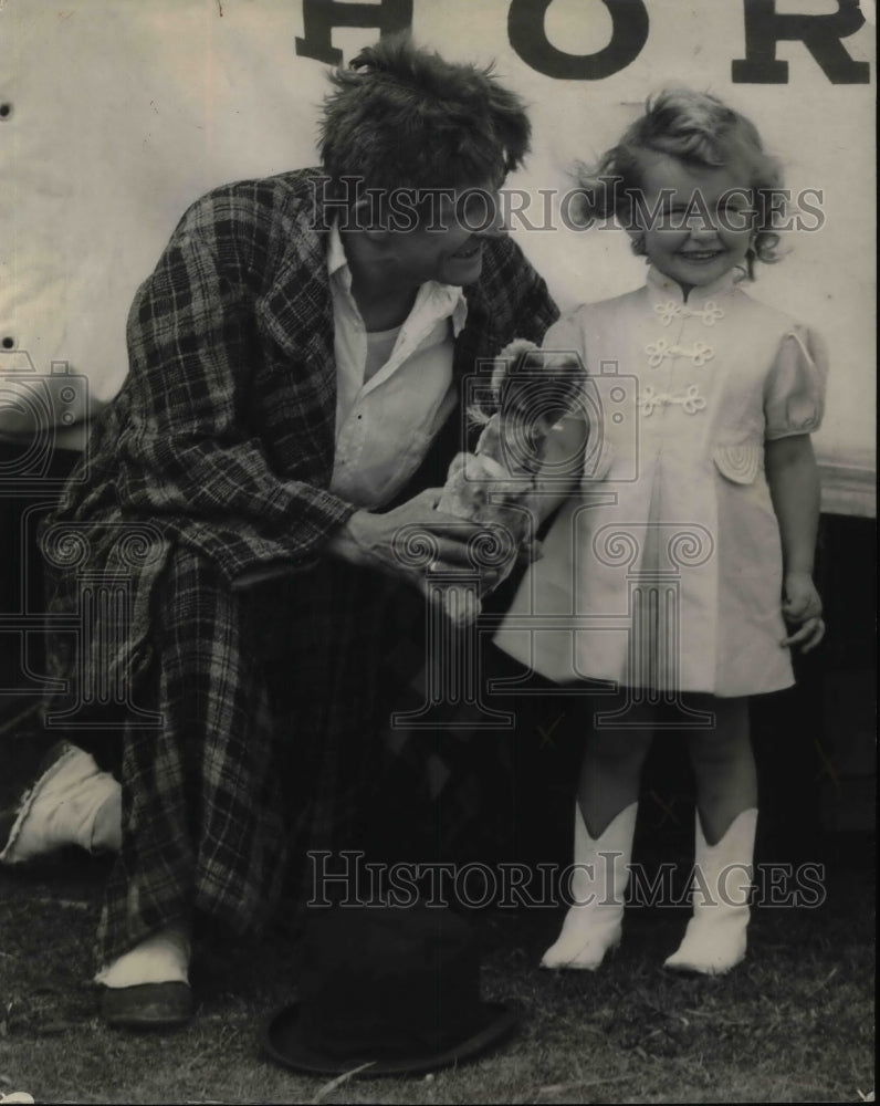 1941 Clown &amp; Little Girl - Historic Images