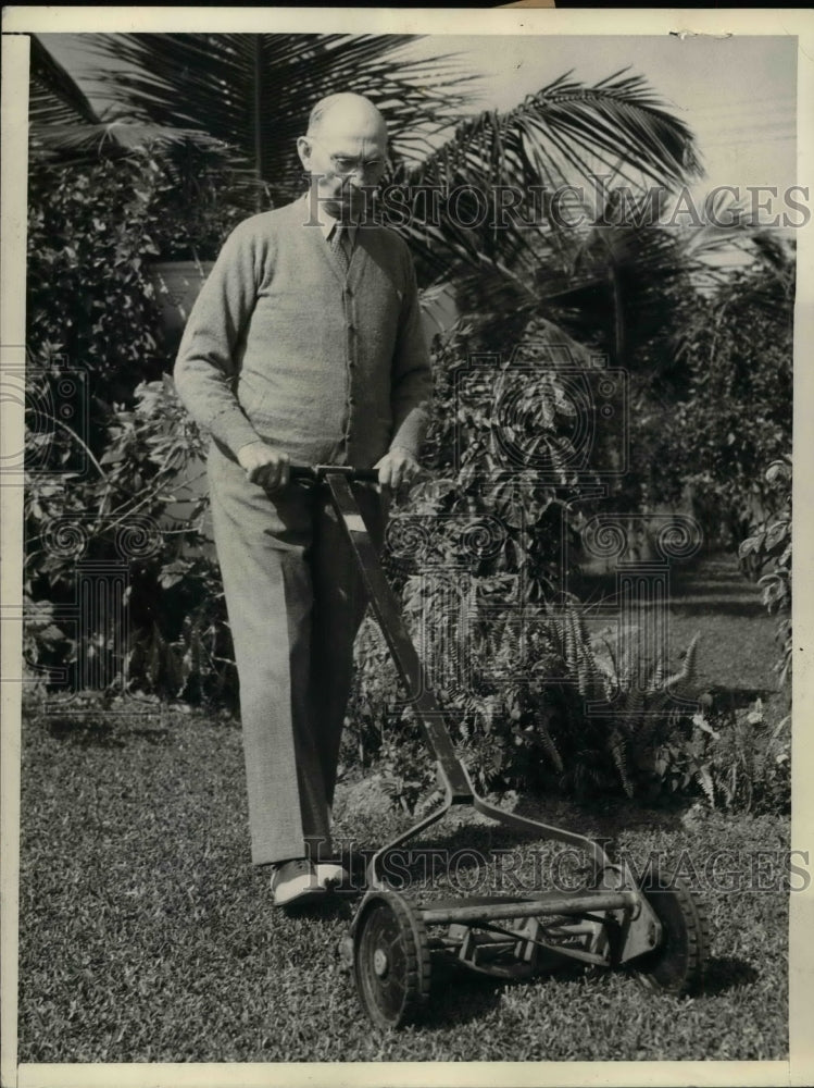 1939 Press Photo Rep. South Trimble mowing lawn for exercise in Miami - Historic Images