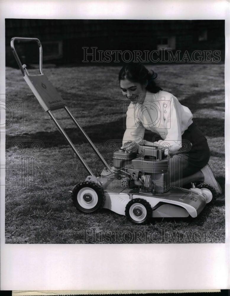 1962 A new Paracil OZO oil for lawn mowers US Rubber Co.  - Historic Images
