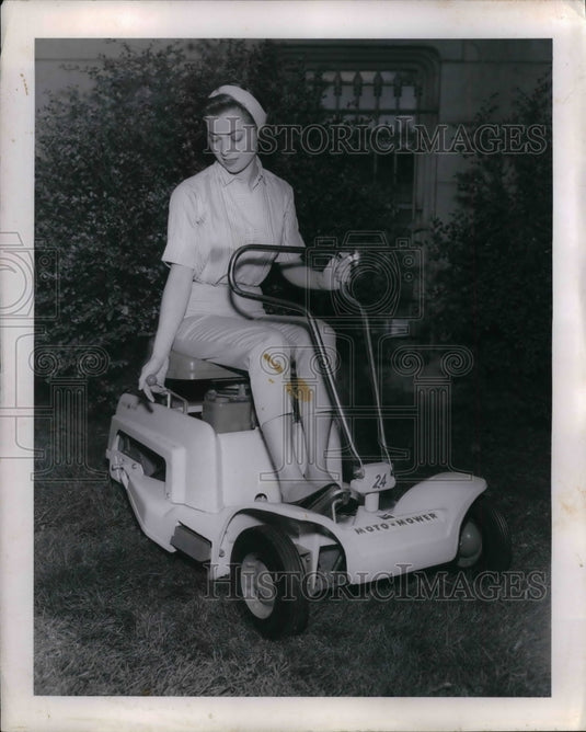 Press Photo New Jacobsen lawnmower demonstration - nea23765-Historic Images