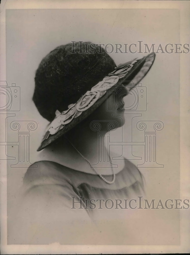1922 Press Photo A model in anew French fashion hat - nea23880 - Historic Images