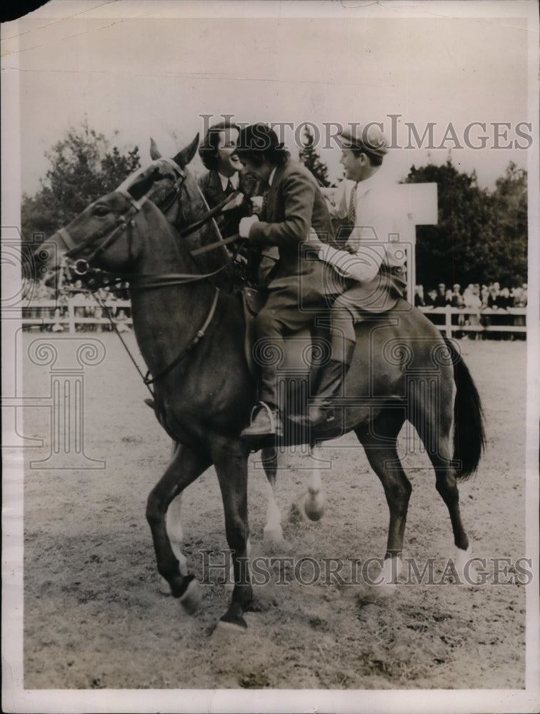 1937 Press Photo Ida Kerr,DK Kerr &amp; Elizabeth Bright on a horse - nea23883 - Historic Images