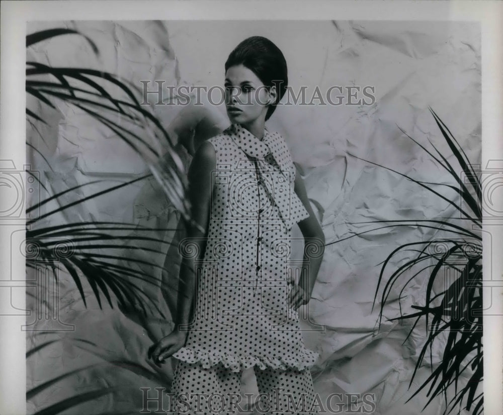 1966 Press Photo Woman in a fashionable polka dot outfit - nea23925 - Historic Images