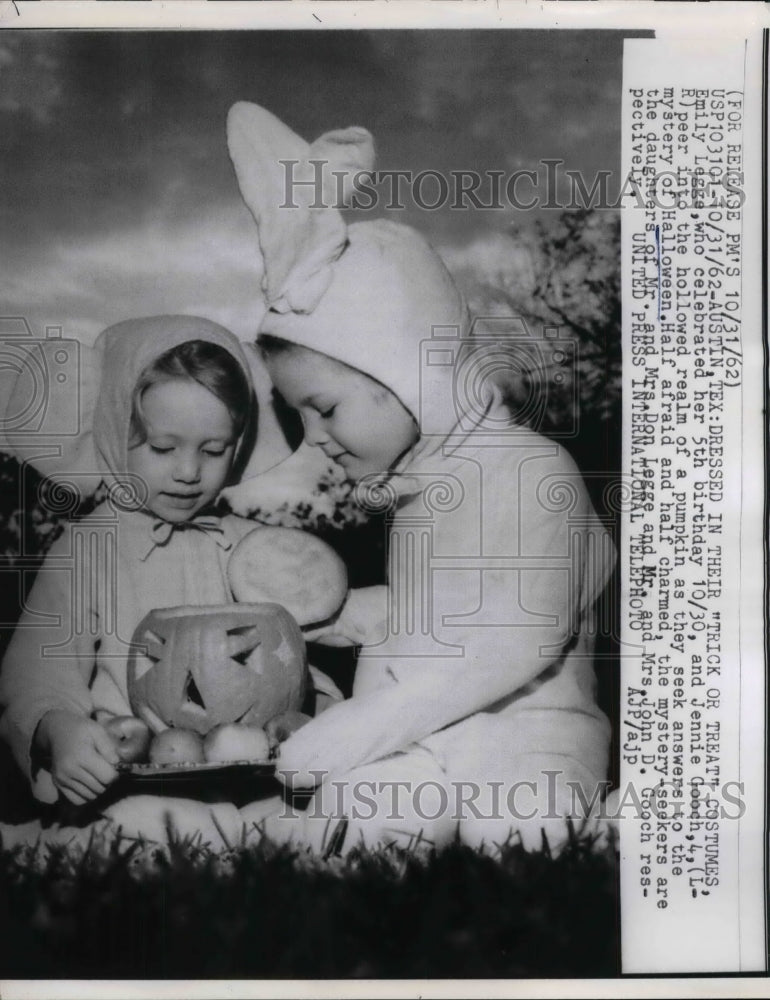 1962 Press Photo Austin, Tx emily Legge &amp; Jen Gooch in Halloween costumes - Historic Images