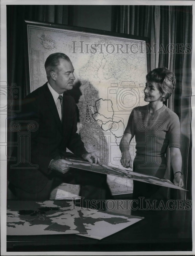 1961 TV Host Ron Cochran is briefed by broadcaster Eva Stankova. - Historic Images